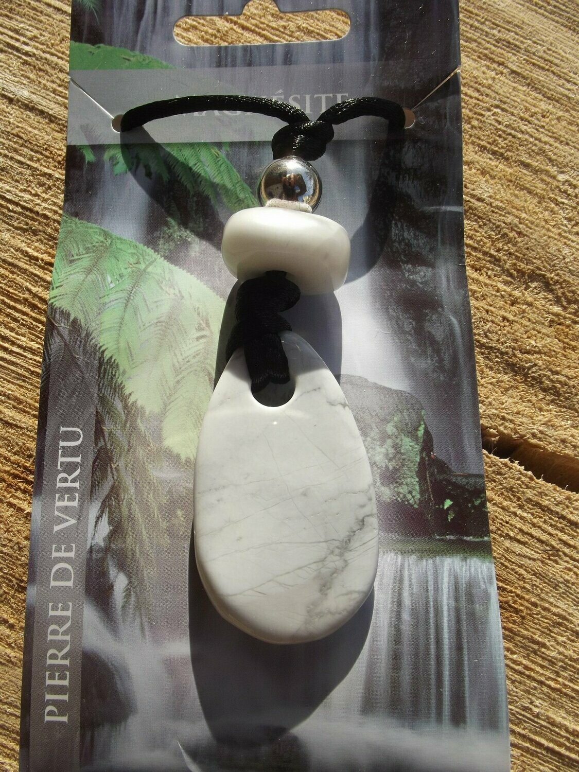 Collier howlite