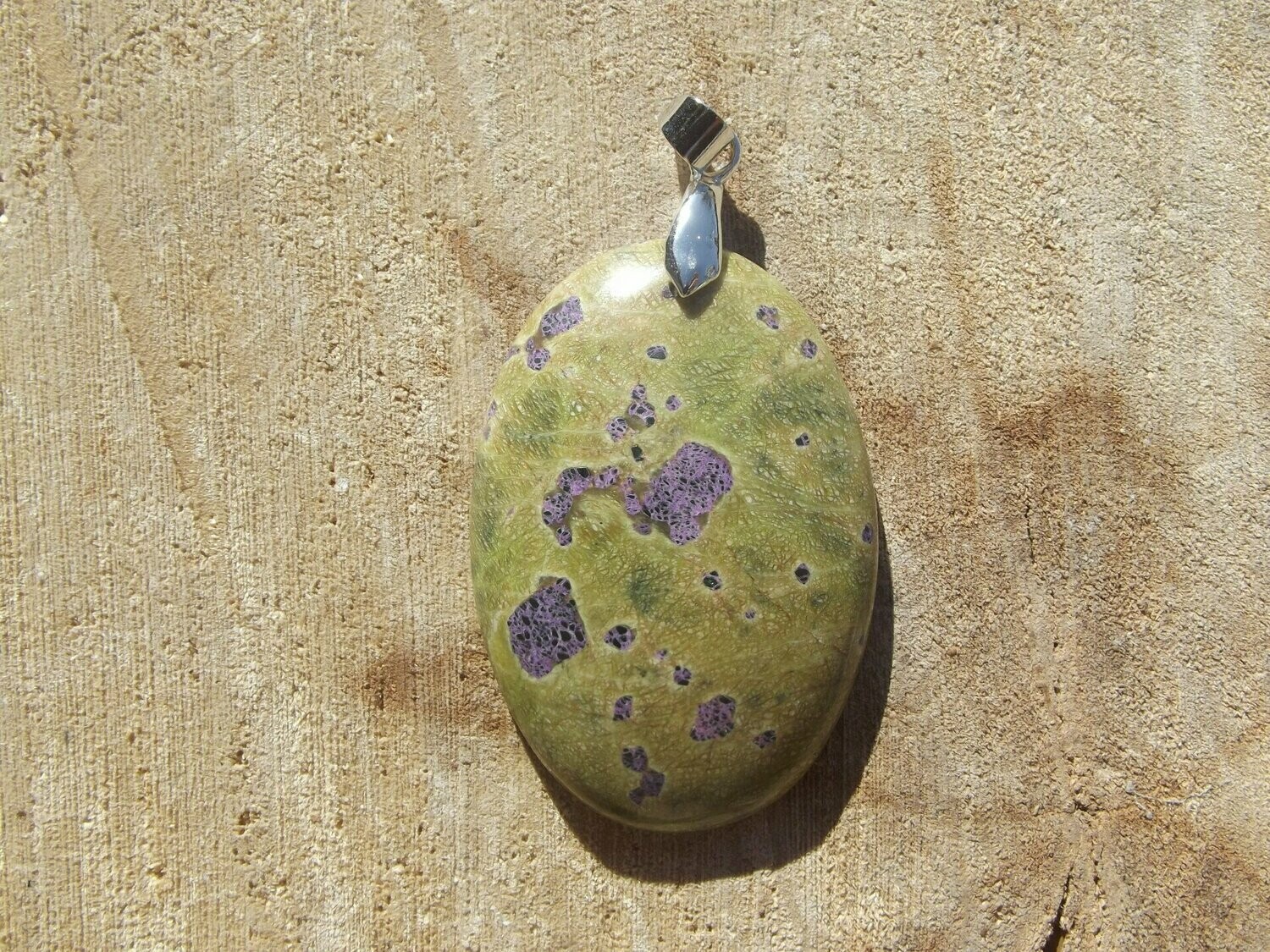 Pendentif serpentine sur stichtite