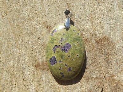 Pendentif serpentine sur stichtite