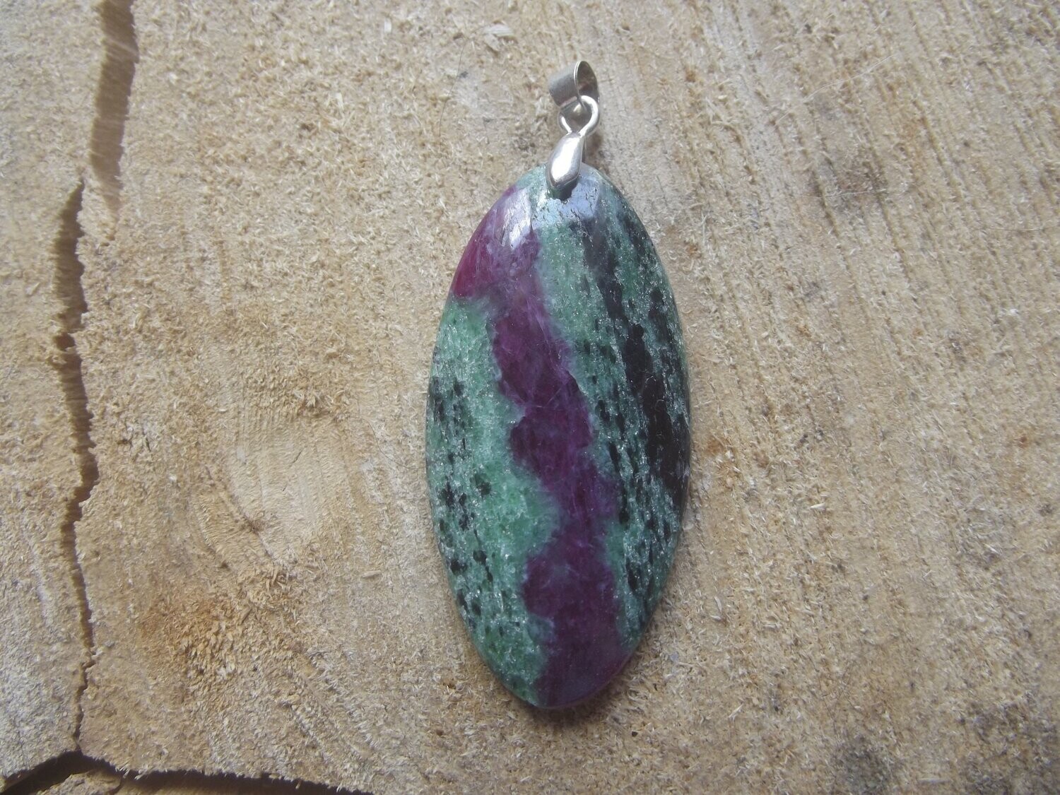 Pendentif rubis sur zoïsite