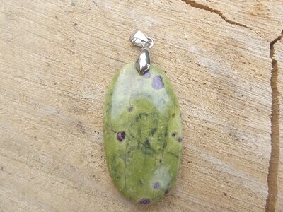 Pendentif serpentine sur stichtite