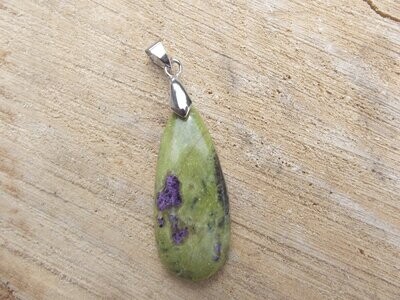 Pendentif serpentine sur stichtite