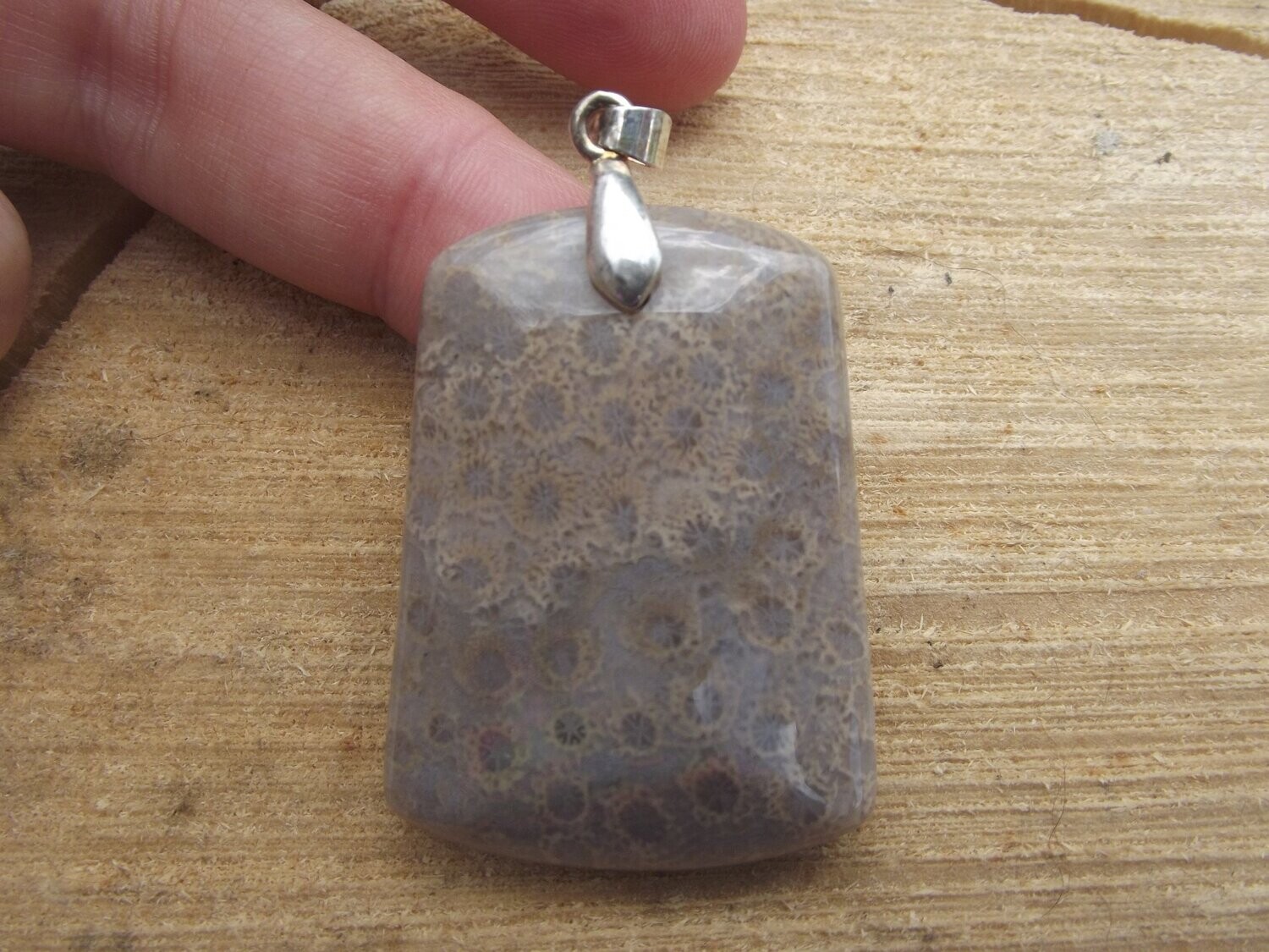 Pendentif corail fossile