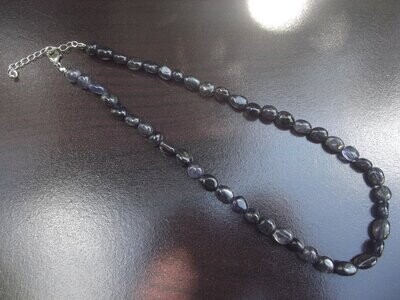 Collier en grains iolite