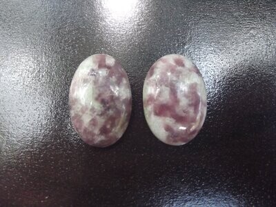 Lot de deux cabochons de lépidolite