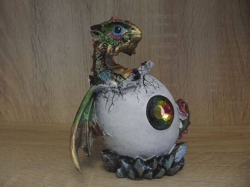 Dragon dans son oeuf