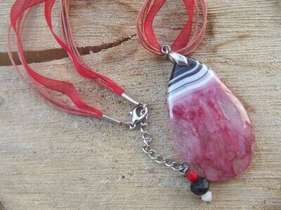 Collier agate teintée rouge et noire