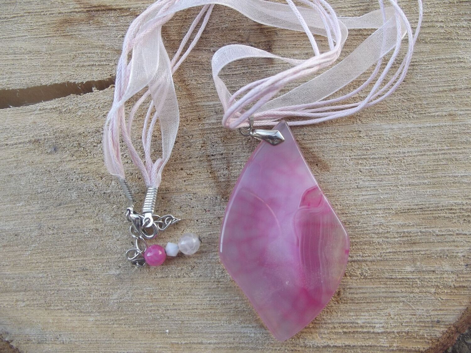 Collier agate teintée rose