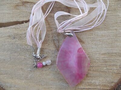 Collier agate teintée rose