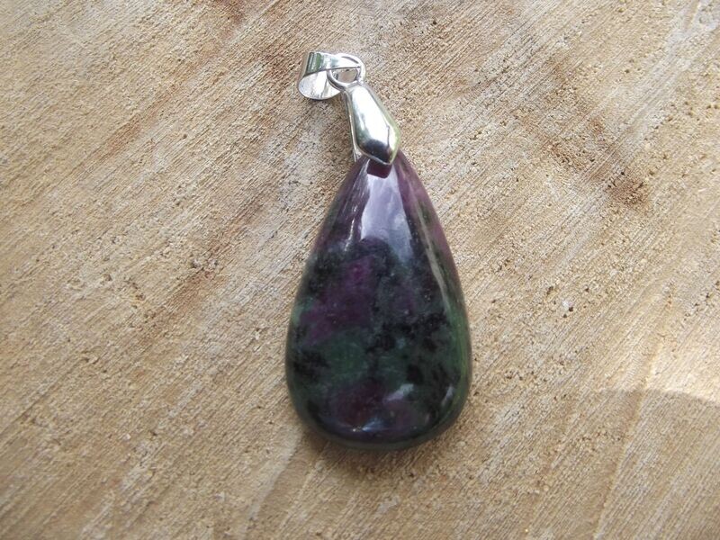 Pendentif rubis sur zoïsite