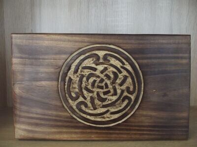 Boîte en bois couvercle gravé