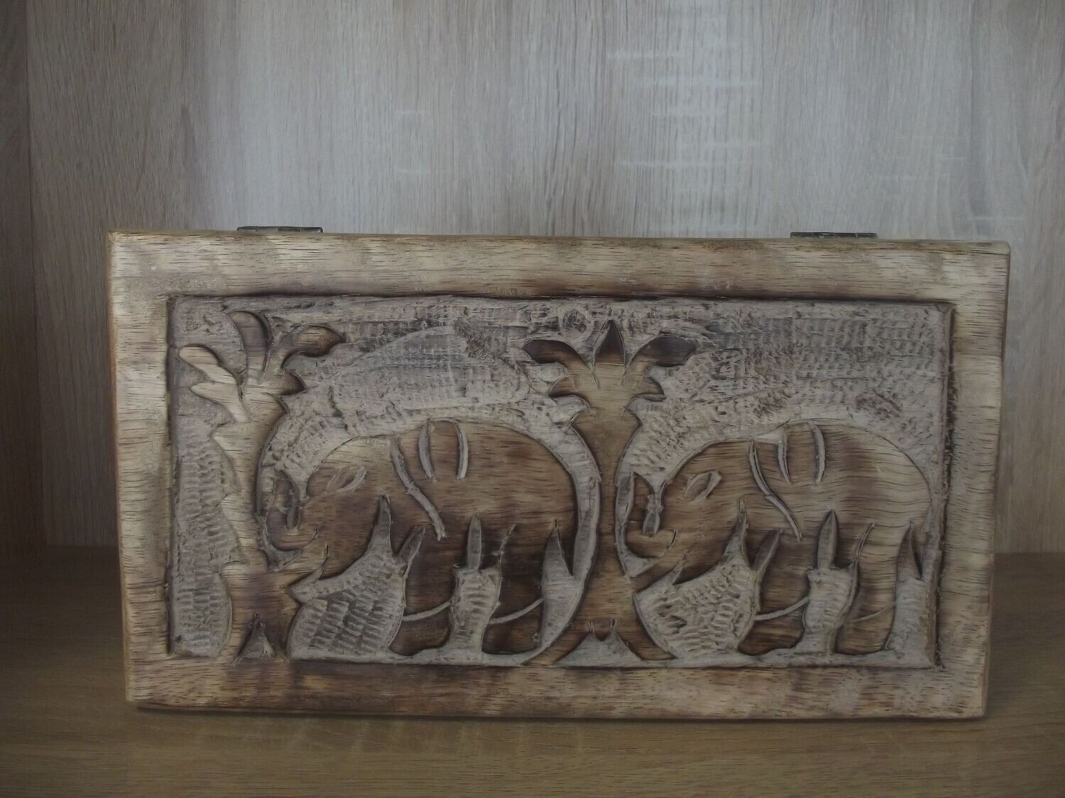 Boîte en bois blanchi décor éléphant
