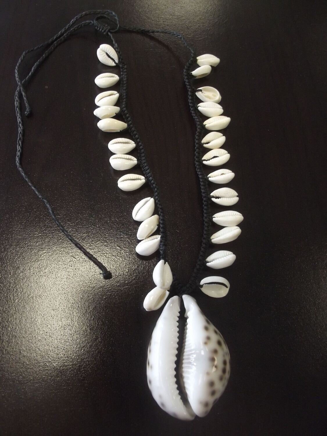 Collier réglable avec coquillages cauris