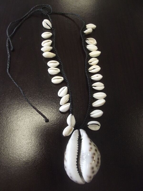 Collier réglable avec coquillages cauris