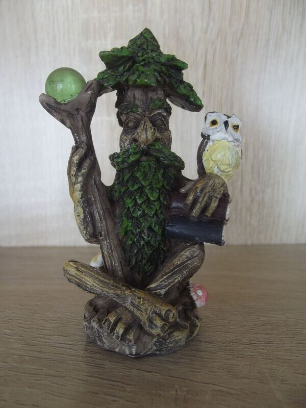 Petit esprit des bois et son sceptre