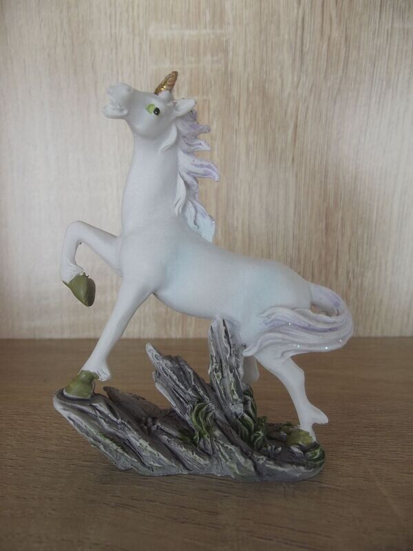 Licorne mauve dressée