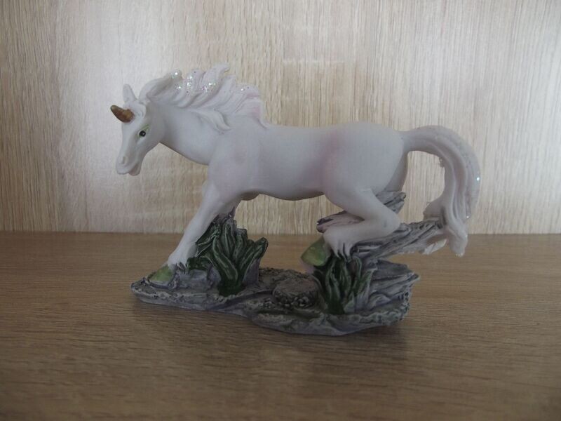 Licorne rose au galop