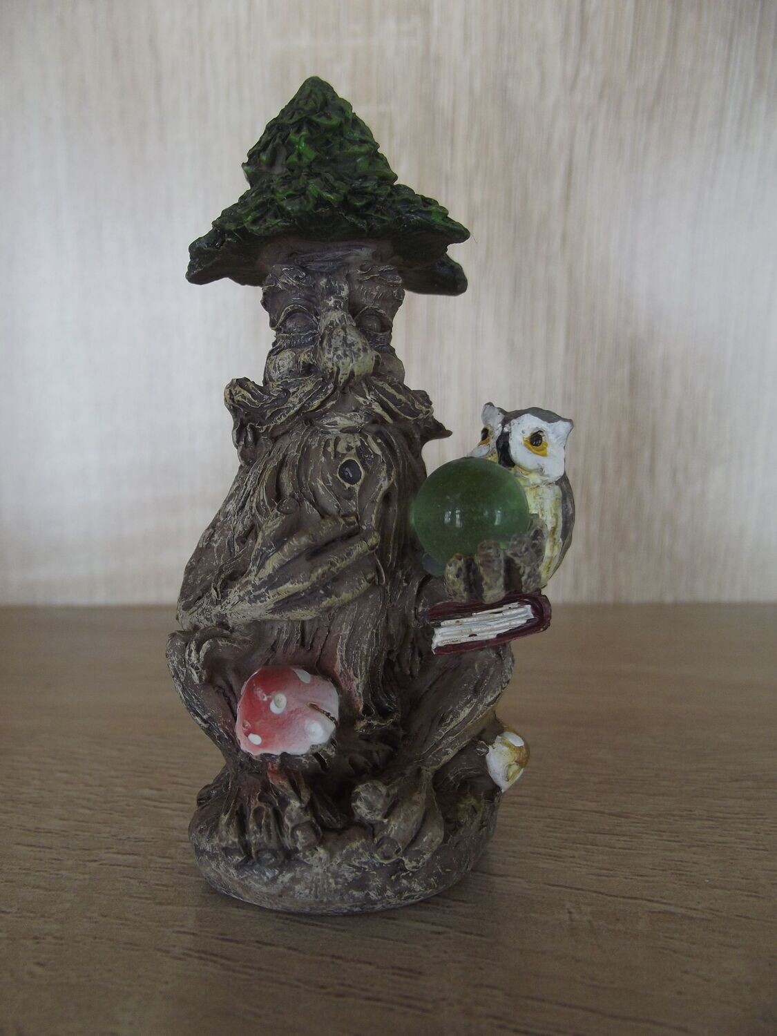Petit esprit des bois et sa boule de cristal