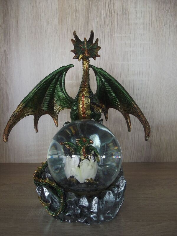 Dragon et sa boule de cristal