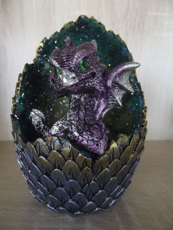 Dragon dans son oeuf à écailles