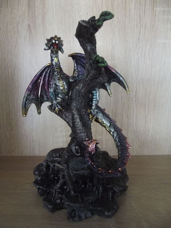 Dragon perché sur un arbre