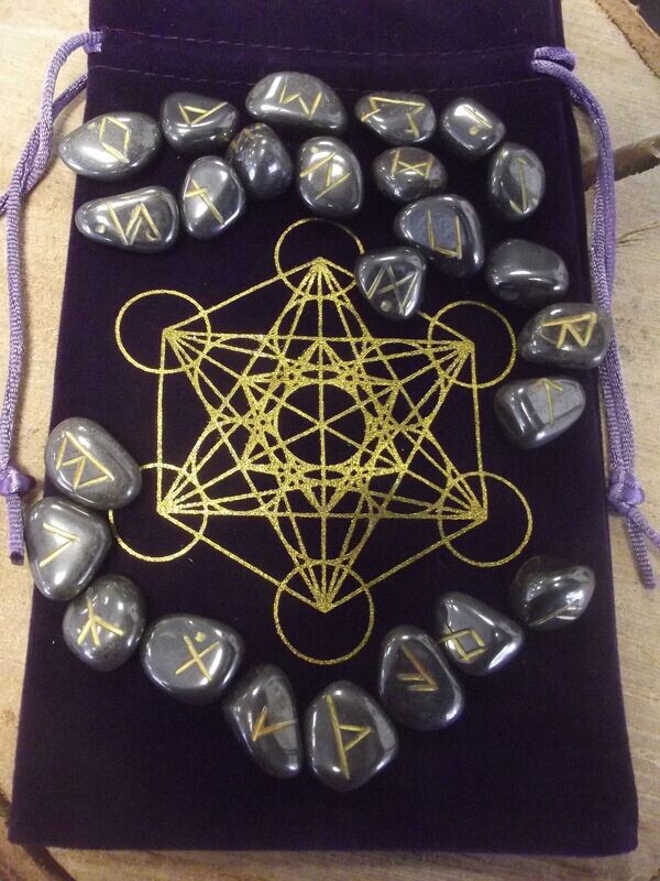 Jeu de runes en hématite