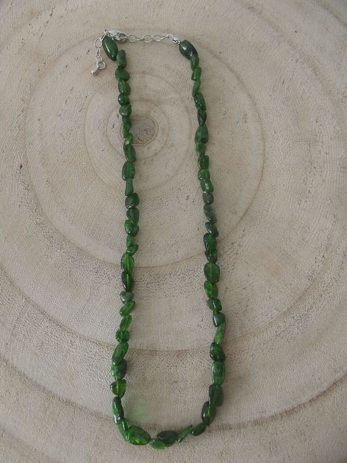 Collier en grains diopside chromifère