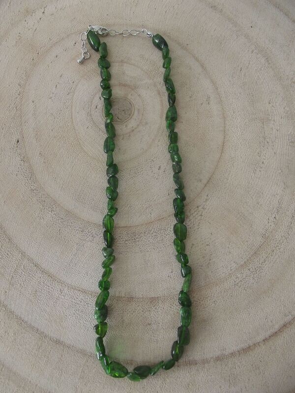 Collier en grains diopside chromifère