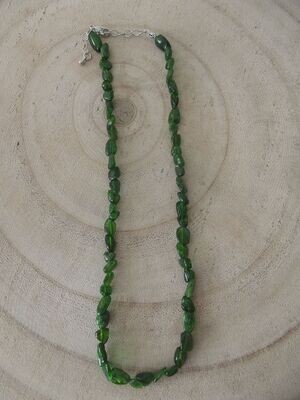 Collier en grains diopside chromifère