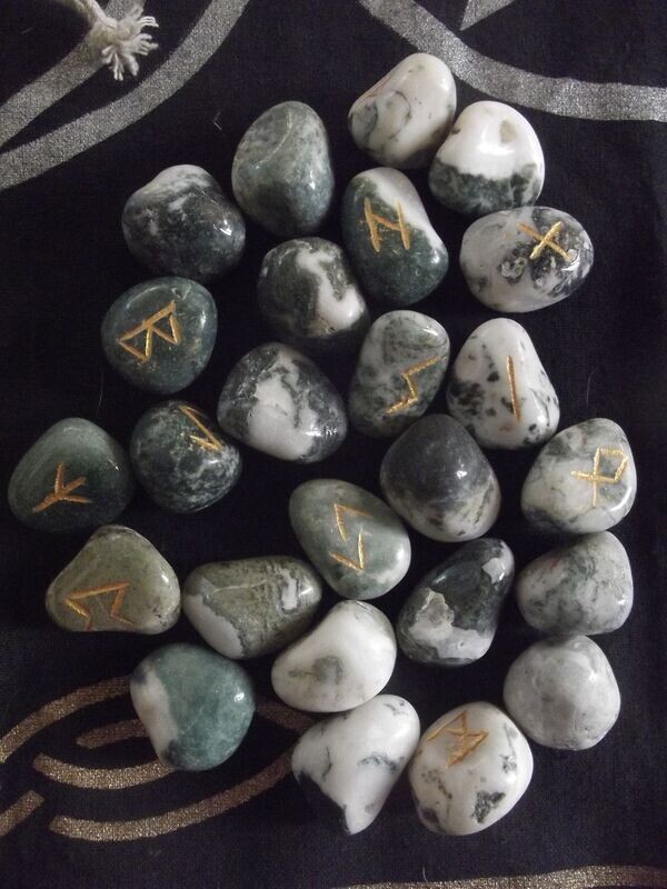 Jeu de runes en agate arbre