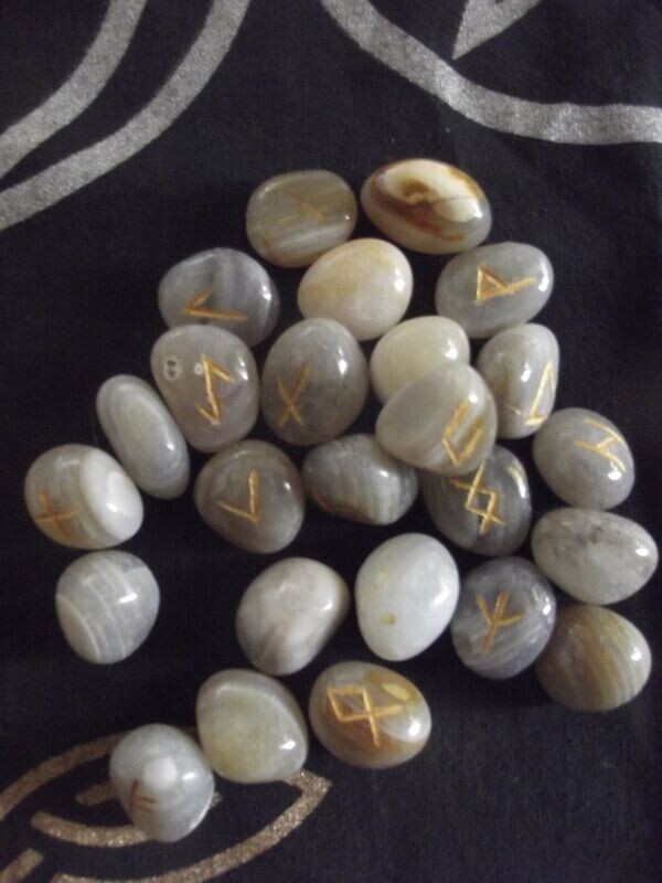 Jeu de runes en agate naturelle