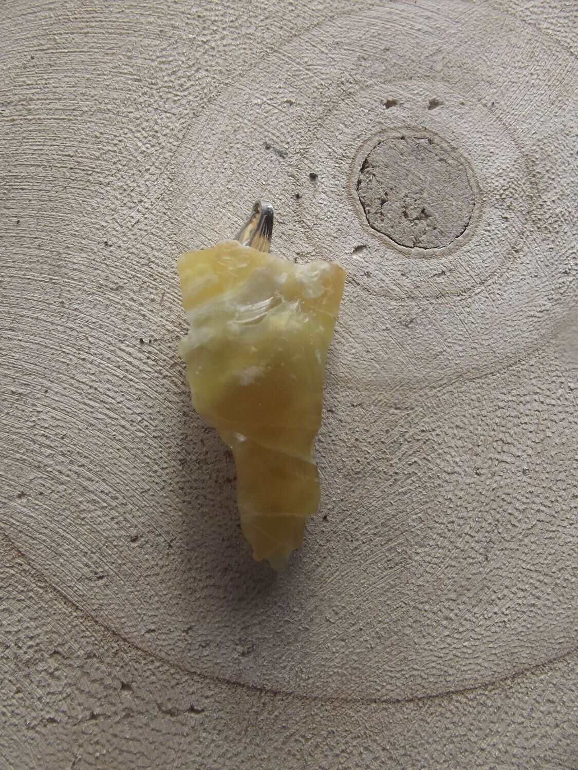 Pendentif opale jaune brute