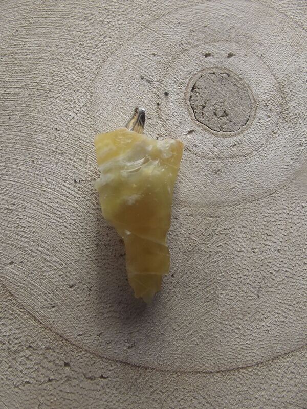 Pendentif opale jaune brute