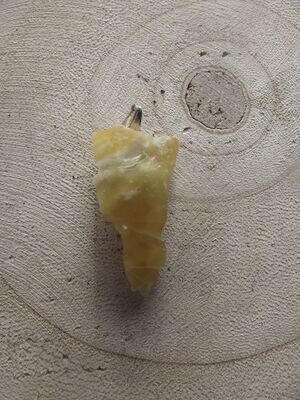 Pendentif opale jaune brute