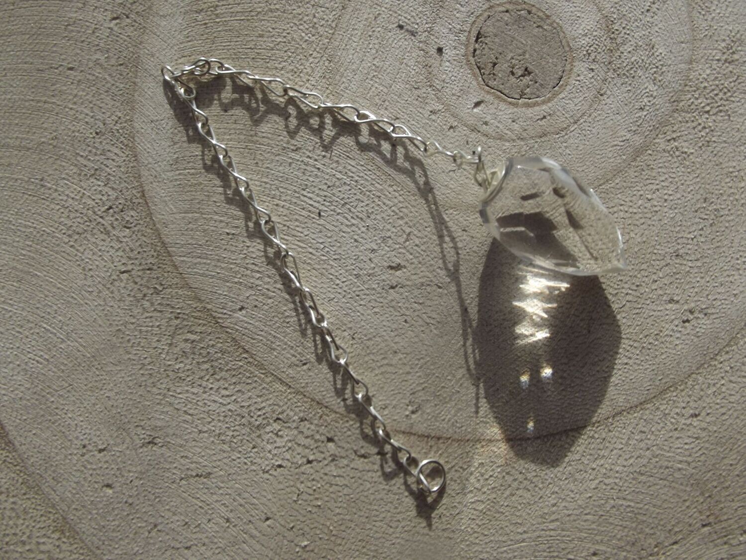 Pendule oeuf facetté