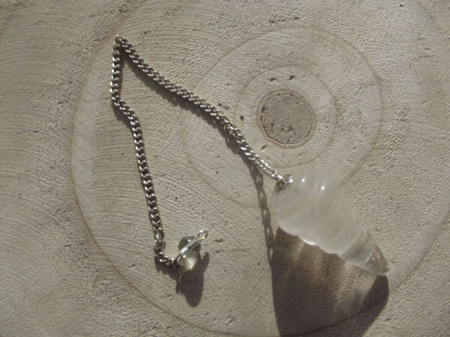 Pendule spirale en cristal de roche