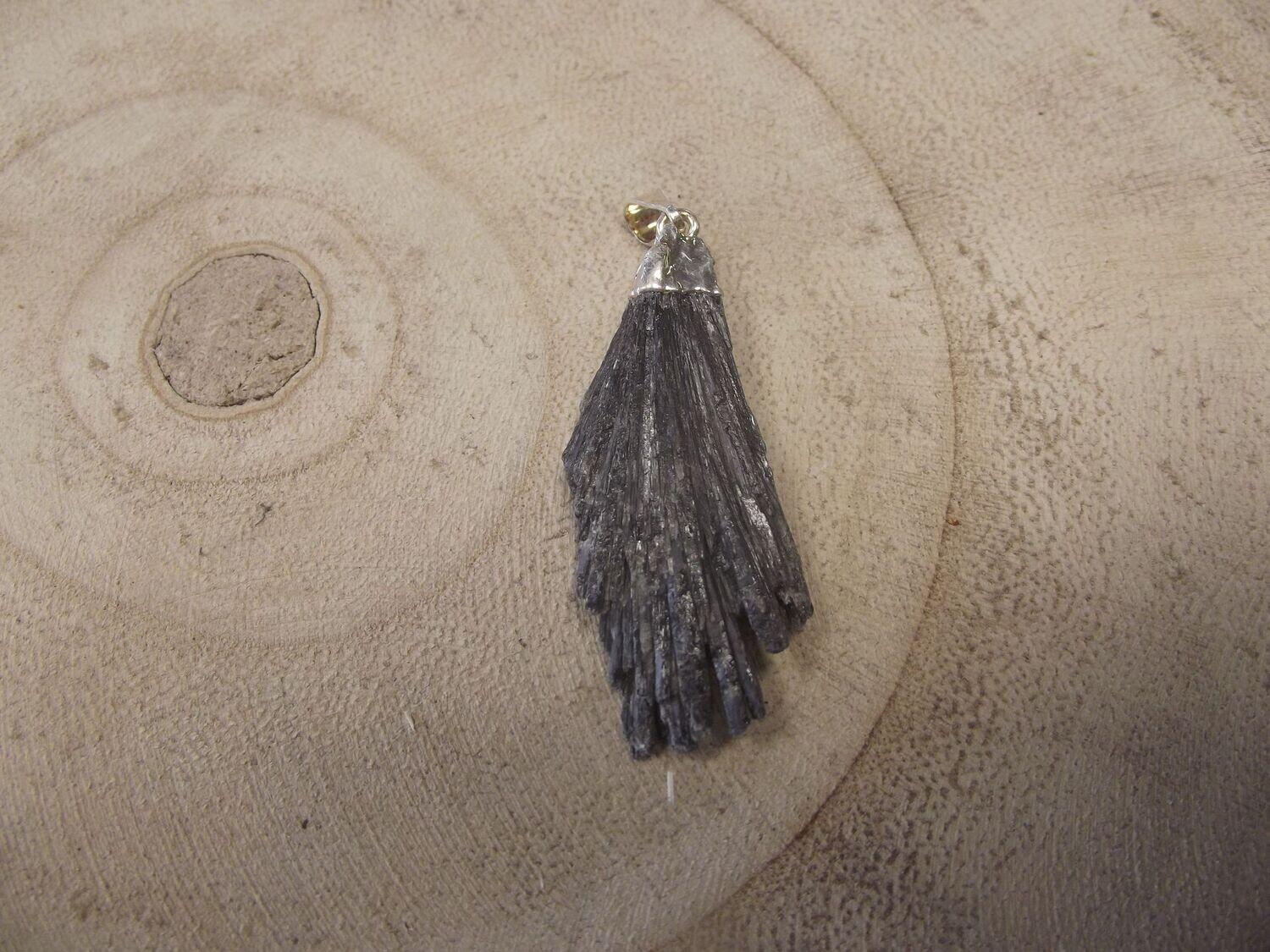 Pendentif cyanite noire