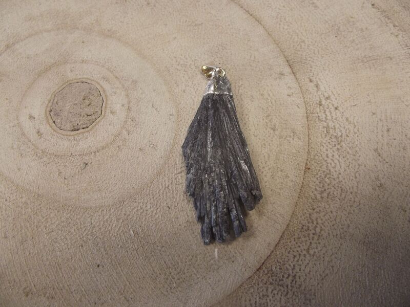 Pendentif cyanite noire