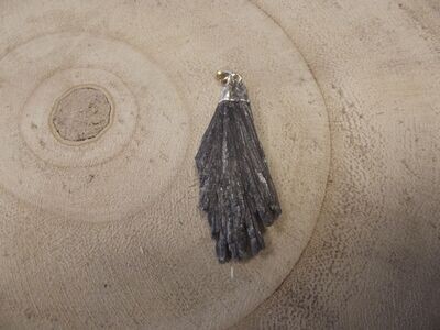 Pendentif cyanite noire