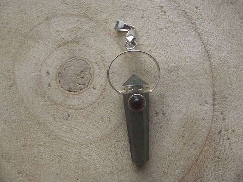 Pendentif pointe labradorite et perle grenat