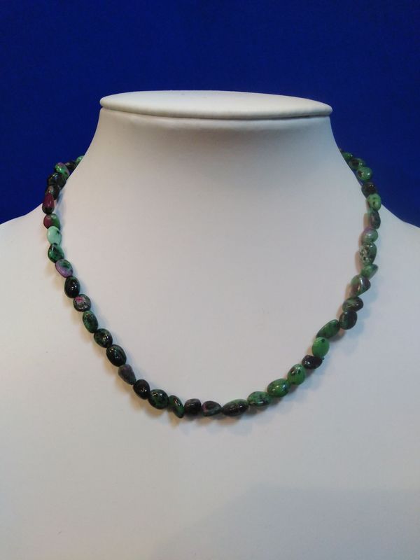 Collier en grains rubis sur zoïsite