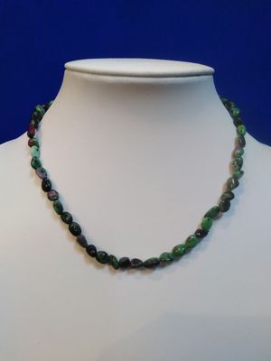 Collier en grains rubis sur zoïsite