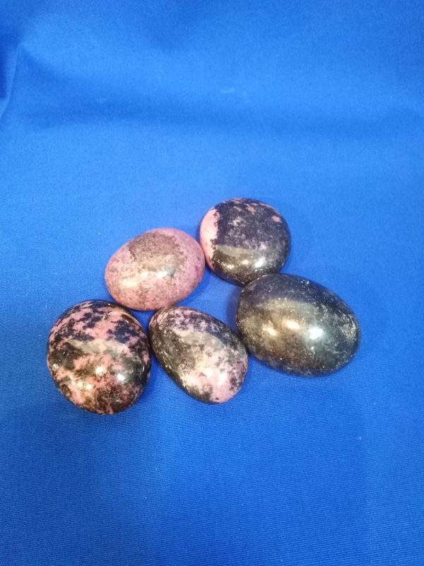 Galet de rhodonite