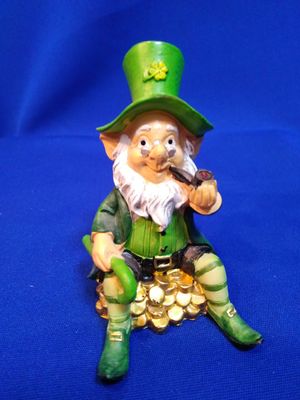 Leprechaun assis sur son tas d'or