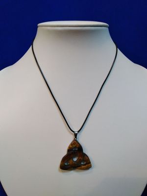 Collier triquetra en œil de tigre