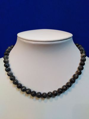 Collier larvikite