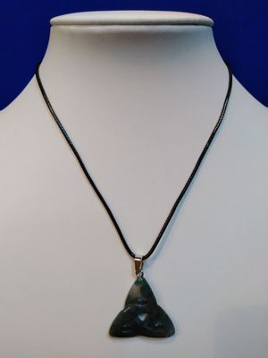 Collier triquetra en agate mousse