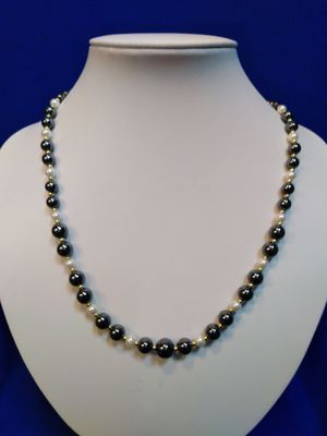 Collier hématite et perles nacrées blanches