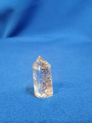 Pointe de cristal de roche avec inclusions de lépidocrosite