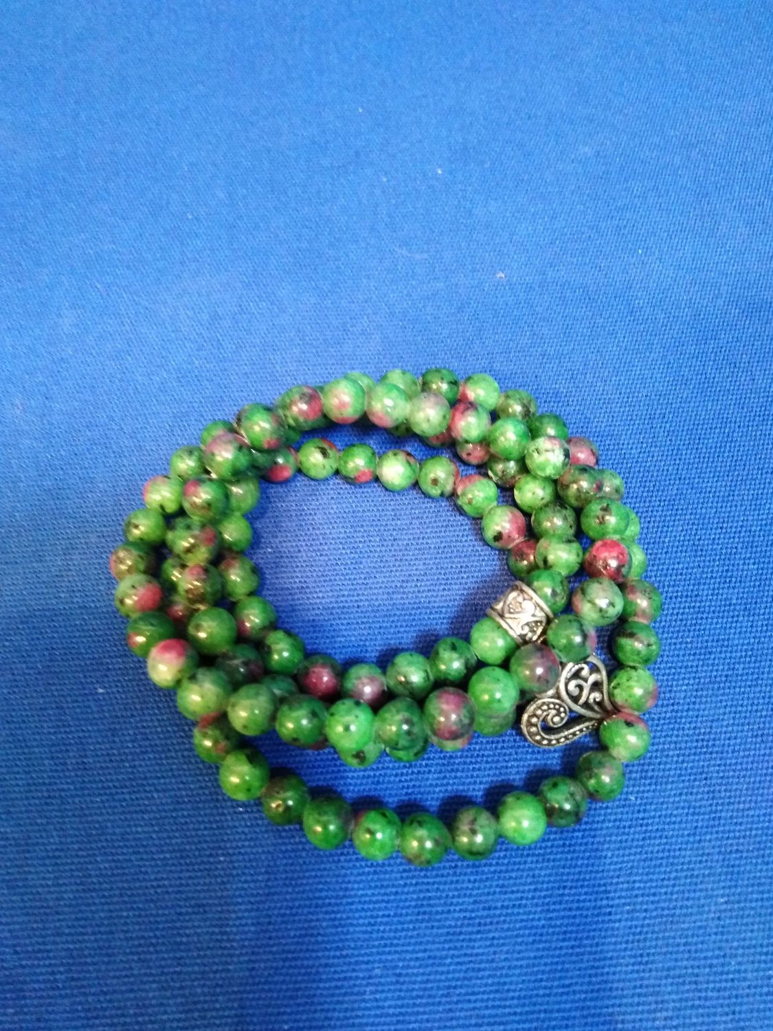 Mala rubis sur zoïsite